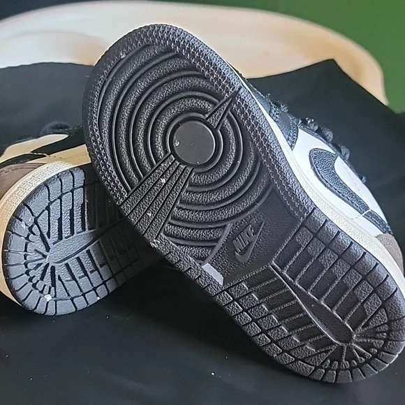 Nike Kids Black and White Sneakers - Picture 4 of 5